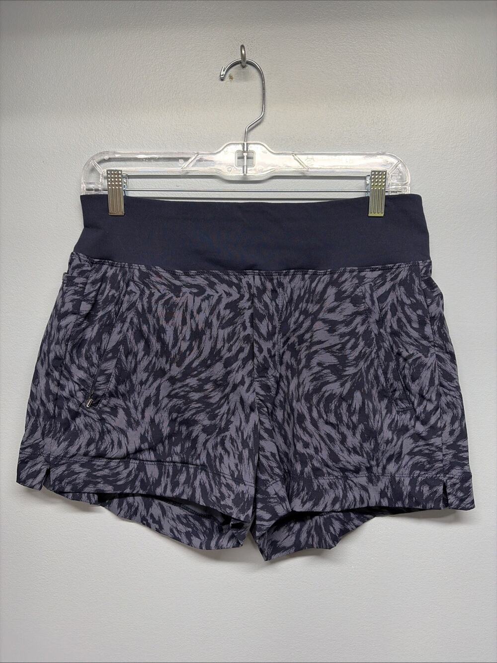 Athleta Trekkie North Printed Shorts Women’s Sz 6 Navy Zip Pockets Elastic Waist